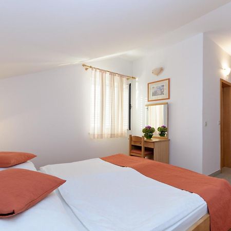 Hotel Epario Лопар Екстериор снимка