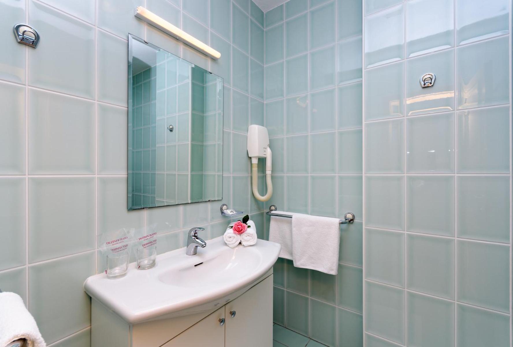 Hotel Epario Лопар Екстериор снимка