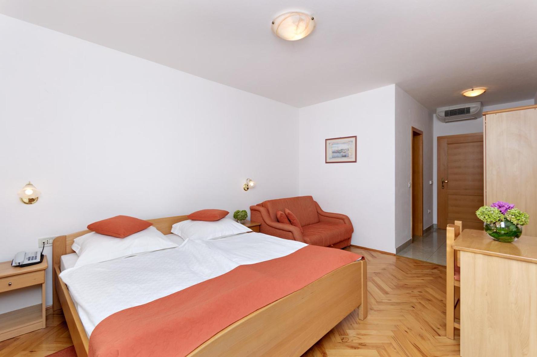 Hotel Epario Лопар Екстериор снимка