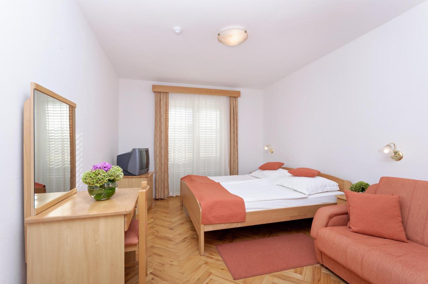 Hotel Epario Лопар Екстериор снимка