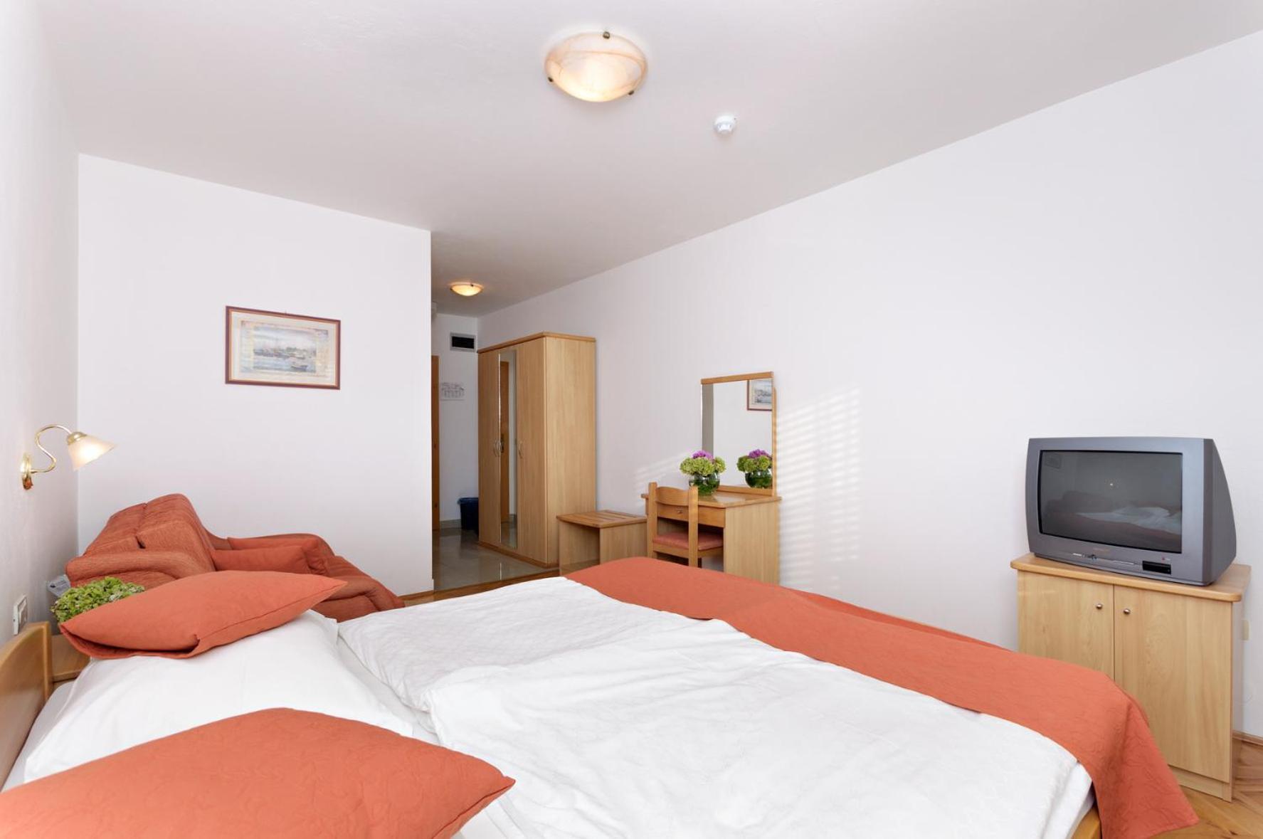 Hotel Epario Лопар Екстериор снимка