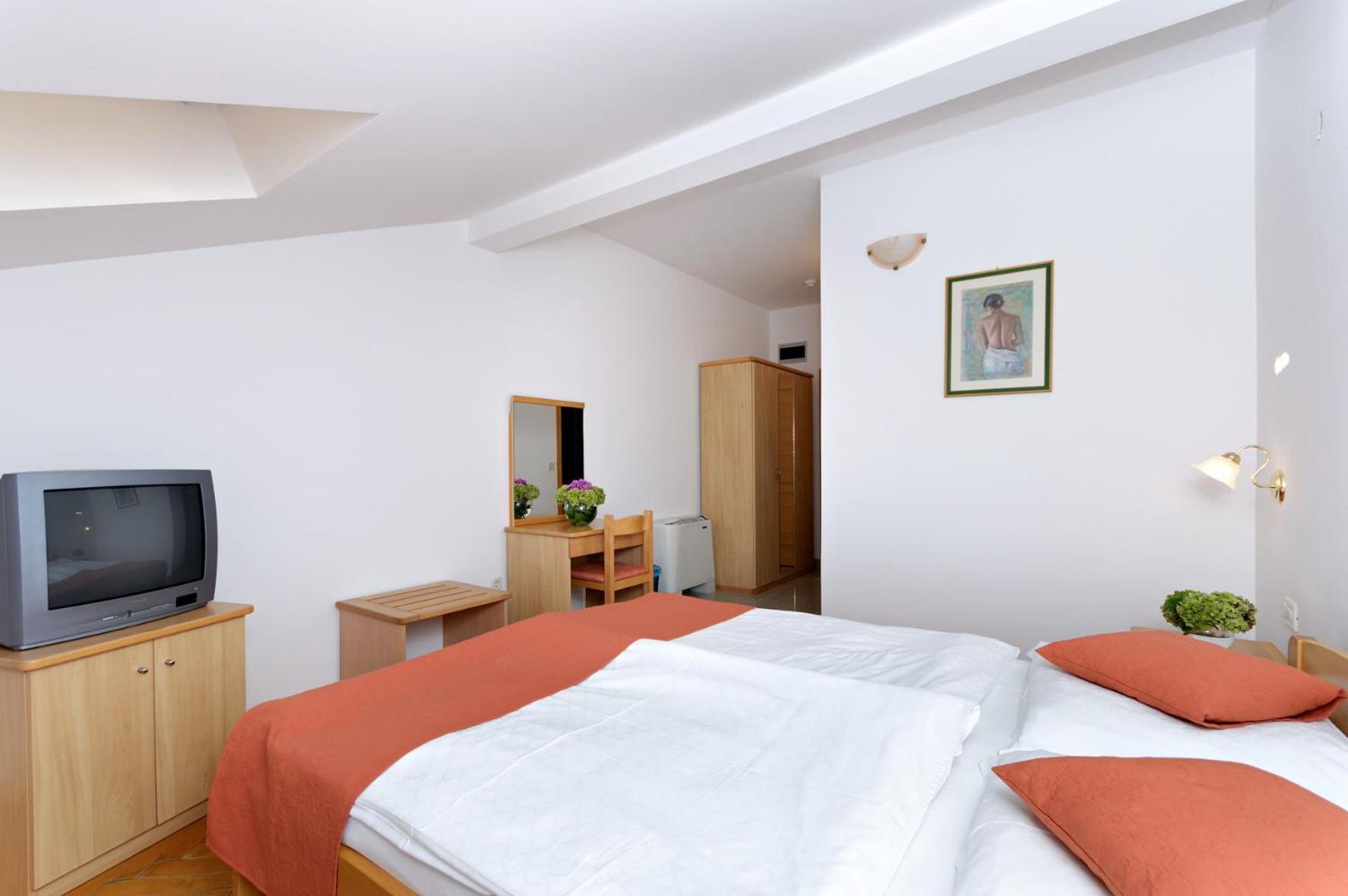 Hotel Epario Лопар Екстериор снимка
