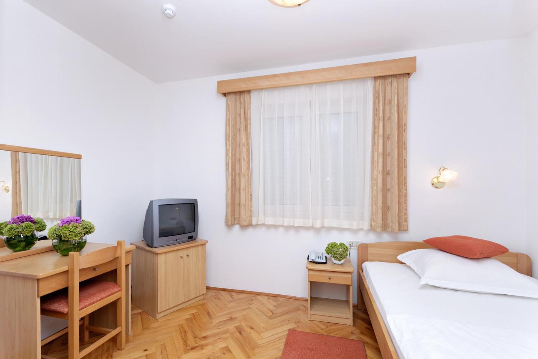 Hotel Epario Лопар Екстериор снимка