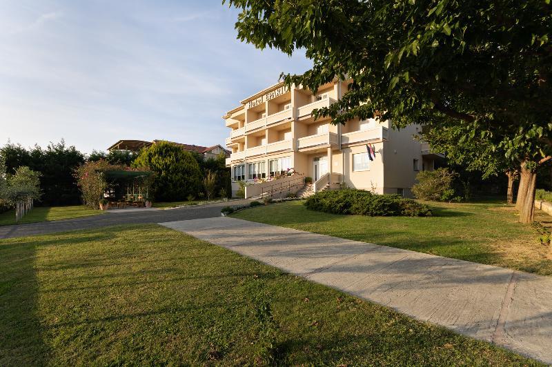 Hotel Epario Лопар Екстериор снимка