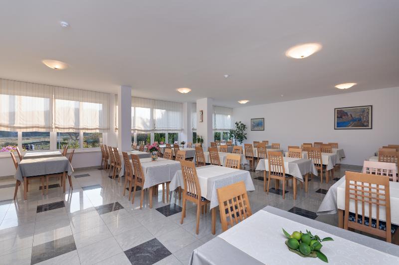Hotel Epario Лопар Екстериор снимка